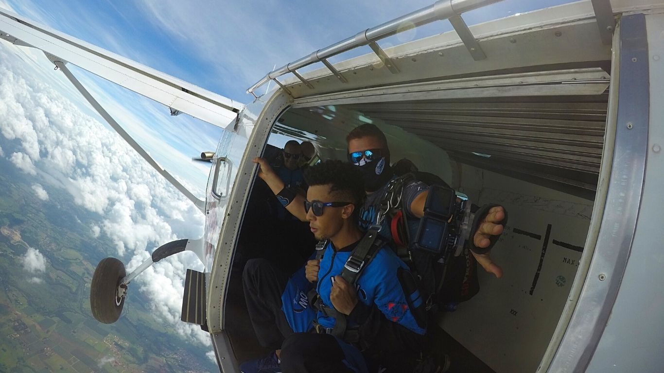 Paraquedismo como é o dia do salto 