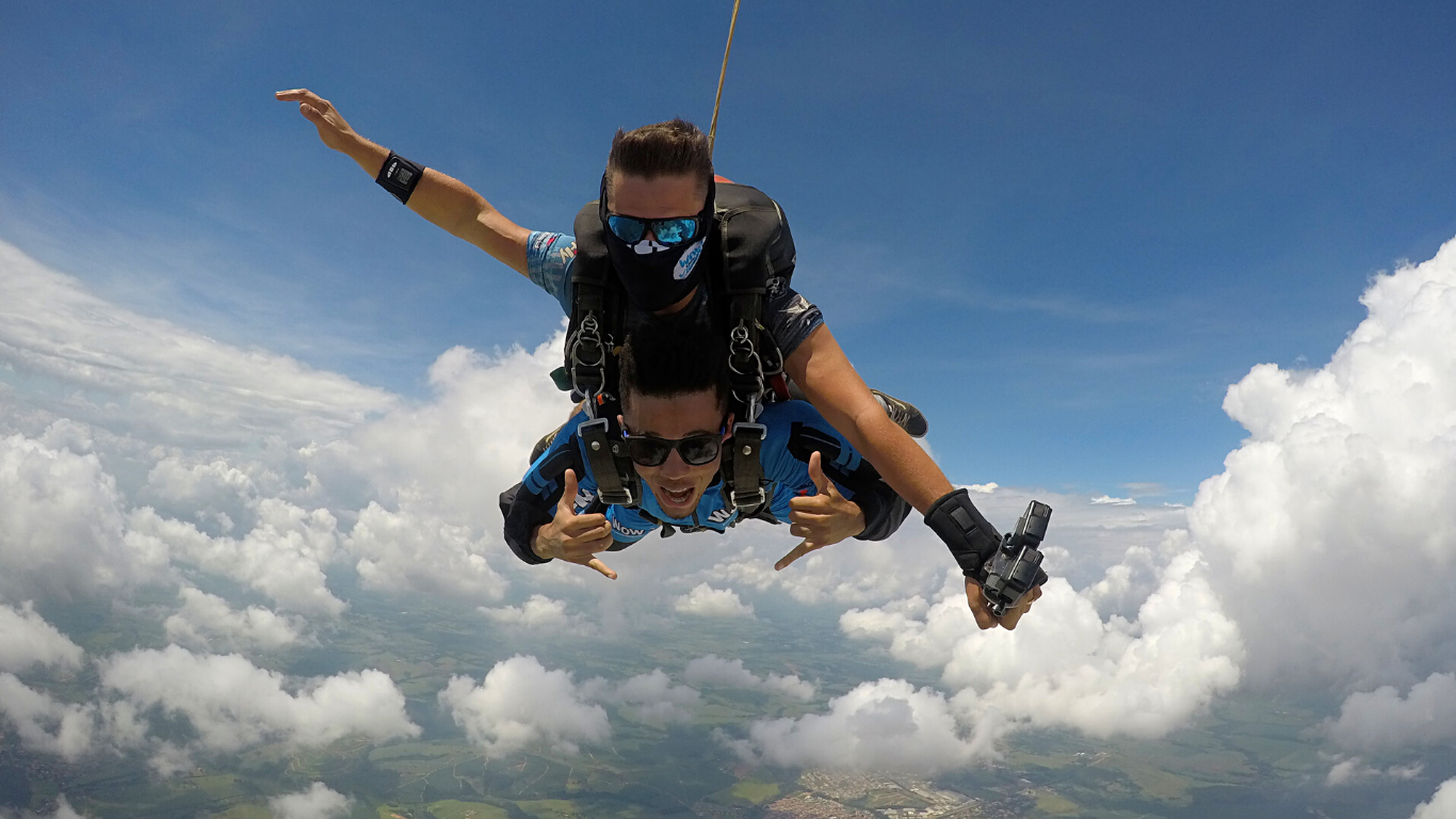 Paraquedismo como é o dia do salto