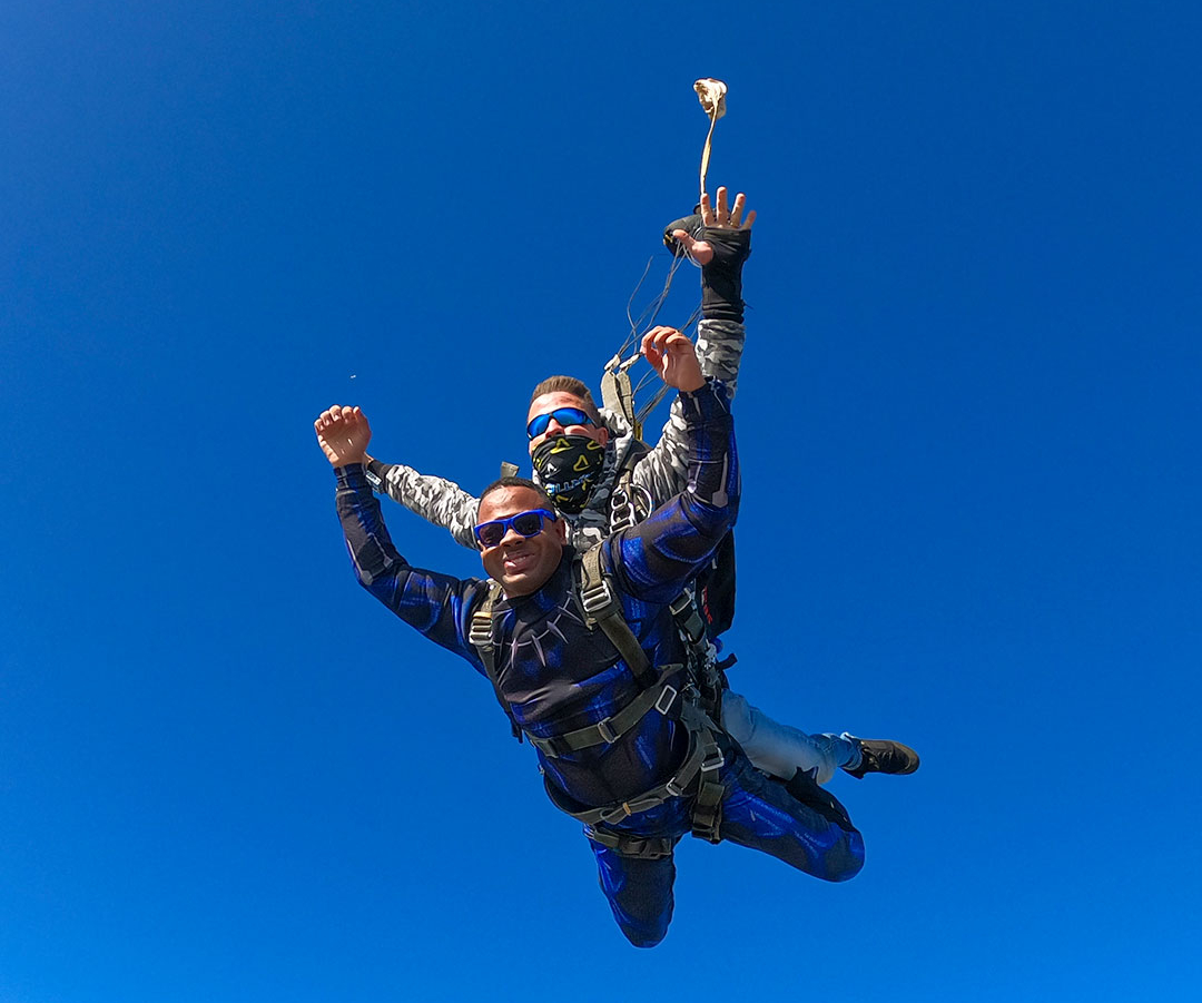 presenteie com um salto de paraquedas