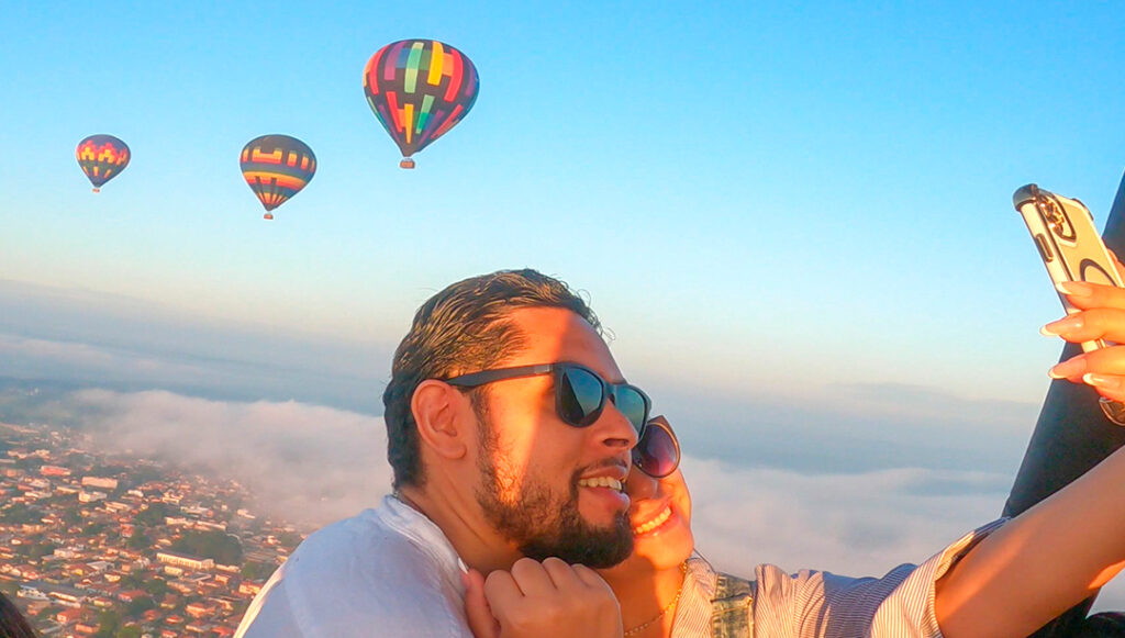 Casal tira selfie em balão da WOW Balonismo