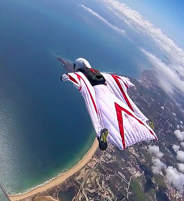 Conheça o wingsuit, uma modalidade do paraquedismo
