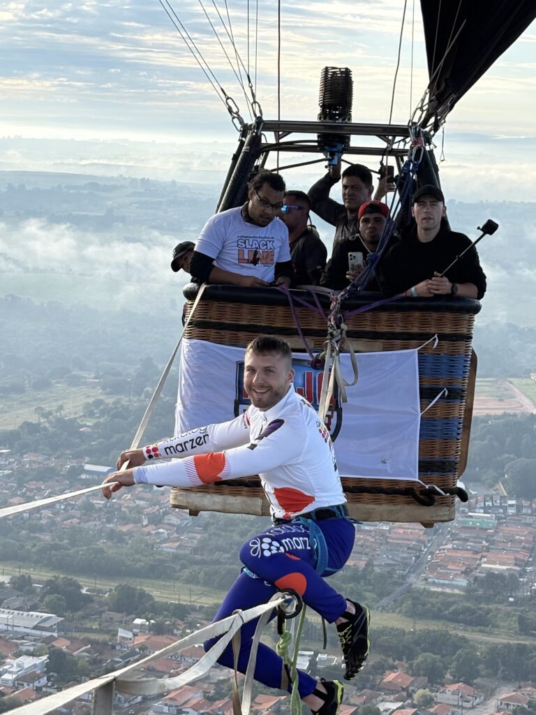 Mateusz Karbowy faz parada de mão no slackline entre dois balões