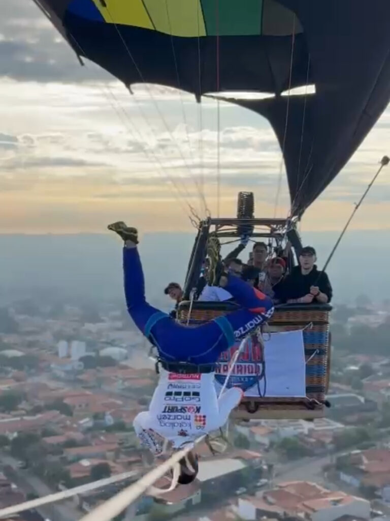 Mateusz Karbowy faz parada de mão em slackline entre dois balões