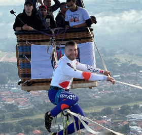 Ninja Warrior faz parada de mão sobre slackline entre dois balões