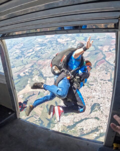 momento em que paraquedista salta do avião