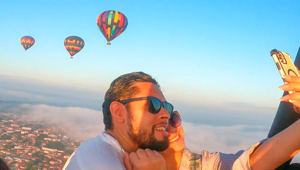 Casal tira selfie em balão da WOW Balonismo