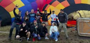 Ninja Warrior faz parada de mão sobre slackline entre dois balões