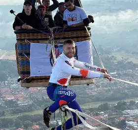Ninja Warrior faz parada de mão sobre slackline entre dois balões